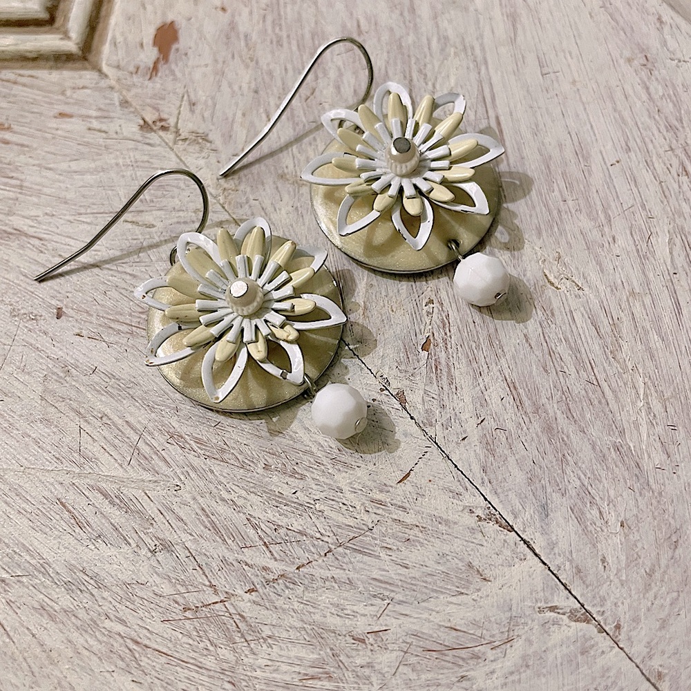 🤍 ✨ VINTAGE Cream & White Round Dangle Metal Earrings 🤍 ✨ SNOWFLAKE ❄️